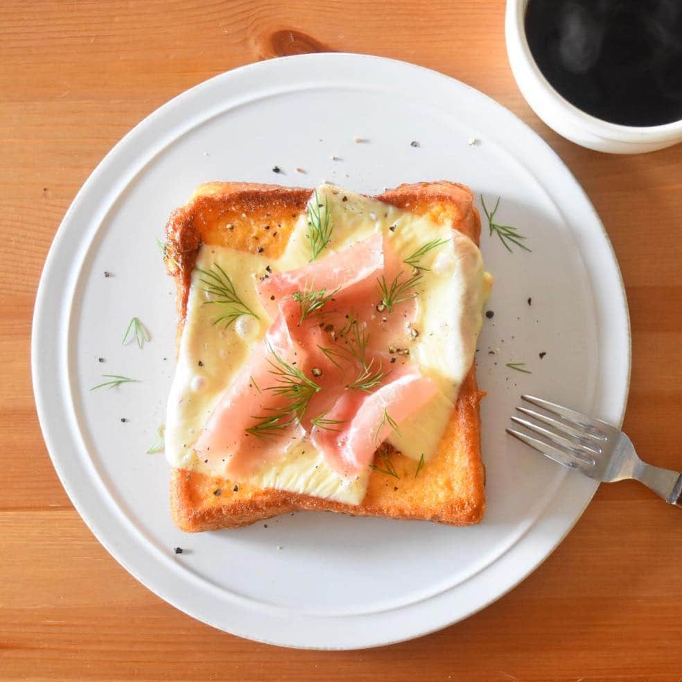 山崎佳のインスタグラム：「Today’s breakfast. 甘くないフレンチトースト、とけるチーズと生ハム。」