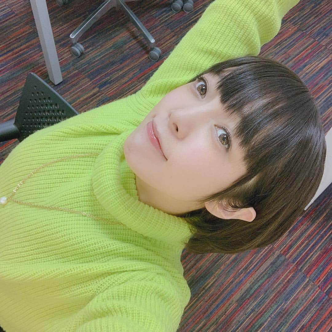 佐藤聡美さんのインスタグラム写真 - (佐藤聡美Instagram)「* * * 『楠木ともりのきららファンタジアラジオ』に #日笠陽子 ちゃんと2人で 2週にわたってお邪魔してきました☺︎☺︎ * * ぴかしゃとラジオで話すのは 久しぶりだったな〜✨ ともりちゃんも可愛くてしっかり者で、 お喋りが楽しかったです☺︎☺︎☺︎ * * りっちゃん意識で お洋服は黄色！蛍光の黄色！笑 ネオンカラーってやつです🥁💛 * * * 是非アプリをプレイして 律と澪をお迎えしてくださいね♫ * * * 控え室にあったお水のボトルが とっても可愛かったです💚✨ * * 控え室は1人部屋だったので 収録時間まで暇を持て余して ぼんやり自撮りしていたのですが 思いの外、目に光が入っていて なんだか生き生きした顔をしていますね…。。。笑 最近のアプリ、すごいな…！！！ * * * * #楠木ともりのきららファンタジアラジオ #けいおん  #秋山澪  #田井中律 #きららファンタジア #楠木ともり ちゃん #佐藤聡美 #りっちゃんイメージ #ネオンイエロー  #💛 #🥁 #目がキラキラしてる  #👁✨ #最近のアプリはすごい #ぴかしゃ  #という呼び方は  #もはやいにしえ」2月8日 23時22分 - sugar_me58