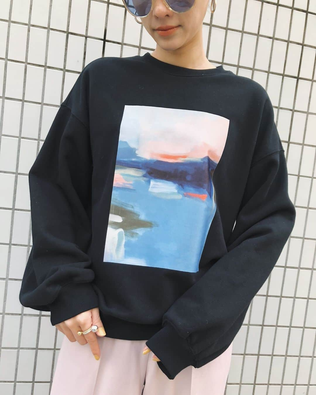 大畑ありささんのインスタグラム写真 - (大畑ありさInstagram)「. 多数、お問い合わせいただいている ［ PAINT PRINT SWEAT ］本日18:00より入荷します！ . ホワイトもお気に入りだけど、 ブラックもかっこよくてすき。。 なにより、らくちんすぎる着心地が最高です！ . パンツもミュールも本日入荷だよ。 19:00からインスタライブで紹介するので見てね🧚🏻‍♀️」2月8日 15時01分 - ohataarisa