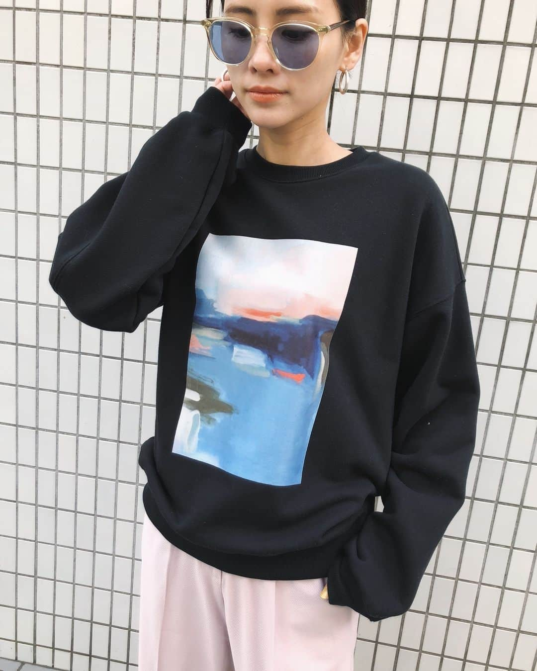 大畑ありささんのインスタグラム写真 - (大畑ありさInstagram)「. 多数、お問い合わせいただいている ［ PAINT PRINT SWEAT ］本日18:00より入荷します！ . ホワイトもお気に入りだけど、 ブラックもかっこよくてすき。。 なにより、らくちんすぎる着心地が最高です！ . パンツもミュールも本日入荷だよ。 19:00からインスタライブで紹介するので見てね🧚🏻‍♀️」2月8日 15時01分 - ohataarisa