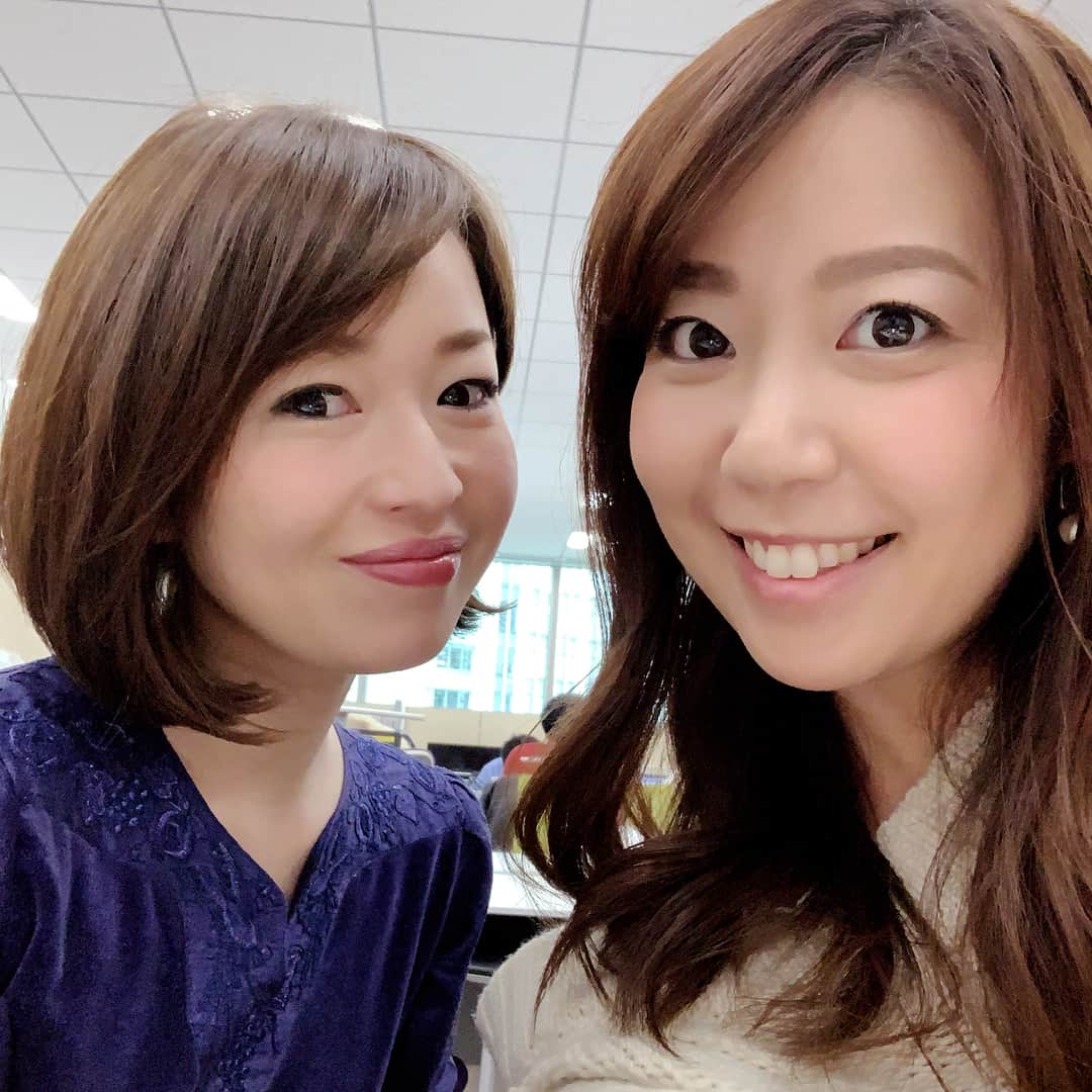 のインスタグラム：「今日は久しぶりに松丸さん @yuki_matsumaru とお仕事💕 デスクもお隣でした〜‼︎ 写真撮って遊んでただけじゃなくて、ちゃんと仕事もしましたよ😂笑 そしてついでに（笑）逆サイドの増田先輩もパシャリ✨ 無断掲載です（笑） #テレビ東京アナウンス部 #松丸さん #増田さん そういえば同期のお2人に挟まれてました💕 今日のお仕事はまた近くなったらお知らせします‼︎」
