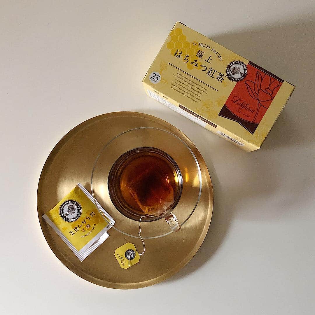 arekoreさんのインスタグラム写真 - (arekoreInstagram)「Lakshimi 極上はちみつ紅茶が入荷しました！ . はちみつの香りと甘みが楽しめる紅茶です。 . 紅茶専門店Lakshimi(ラクシュミー)はインドやスリランカなど、世界の様々な産地から届く数多くの茶葉を、常にテイスティングし、その中から厳選してお茶を仕入れています。 . 紅茶のプロが何度も何度もテイスティングし、自信を持ってお客様にお薦めすることのできる、本当に良い紅茶だけを扱っています。 . スペイン産の上質なはちみつをたっぷり使用した、極上はちみつ紅茶。はちみつの甘さだけでなく茶葉本来の美味しさを感じることができます。その香りと味に魅了されます。 . ホットはもちろんのことアイスティーにも。ティーバッグ入りなので、オフィスでのブレイクタイムなどに気軽にお楽しみいただけます。 . @arekore_market  #arekore #暮らし #丁寧な暮らし #ていねいな暮らし  #日々のこと #日々の暮らし #ラクシュミー #極上はちみつ紅茶 #はちみつ #ティー #紅茶 #ティータイム #スペイン産 #カフェアイテム #カフェタイム #上質なはちみつ #やみつき #香りと味 #厳選したお茶 #お茶の時間 #ホットティー #アイスティー #おやつ #ほっこり #お茶にしませんか #139782733」2月8日 16時31分 - arekore_market