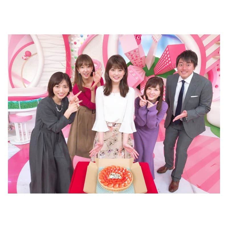 のインスタグラム：「・ 明日2月9日は、Oha!4金曜MCの 佐藤梨那アナウンサーのお誕生日🎂 ・ 一足早く、今朝の放送後にお祝い🥂 ・ スタッフさんの用意してくれた いちごのタルトを見るさとりなちゃんが 可愛すぎて天使のようです🍓 ・ 素敵な一年になりますように🥰 ・ ・ （絵美里ちゃんは出張のため 放送後すぐに出発でした✈️😢） ・ ・ ・ ・ #oha4newslive #oha4 #おはよん #佐藤梨那 #アナウンサー #お誕生日 #お誕生日おめでとう #happybirthday #安村直樹 #内田敦子 #中西希 #小菅晴香 #フリーアナウンサー #セントフォース #キルフェボン #🍓」