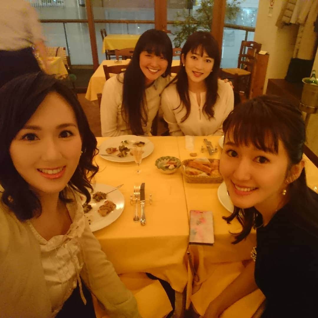 谷中麻里衣さんのインスタグラム写真 - (谷中麻里衣Instagram)「Love spending time with the girls 💓 . ひさえちゃん、ほなみん、りおちゃんと☺️ 楽しすぎたし白子たべられてハッピーでした♥️ . インスタの時差更新をやめるべく、昨日の夜のこと✨ 投稿してなかった写真がたくさんなのに、スマホ壊れてデータ復元できないかもなのです😂」2月8日 17時34分 - marieyanaka
