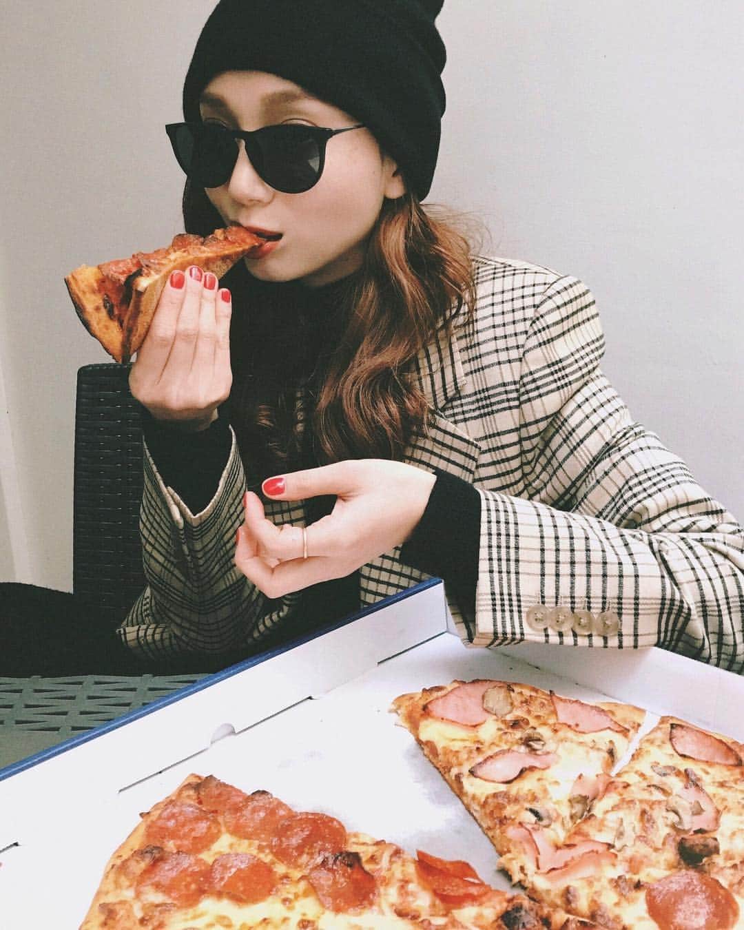 sahomiのインスタグラム：「折りたたんで食べる、 これぞNYスタイル🍕🇺🇸 にしても、クワトロニューヨーカーでっかーい！！！！ これはテンションあがる！！！！ ぺろっと3ピース✌ #ドミノピザ #これがニューヨーカー #NEWYORKER #PR #PIZZA  みんなも #これがニューヨーカー で投稿してオリジナルトロフィーもらおう！！🗽」