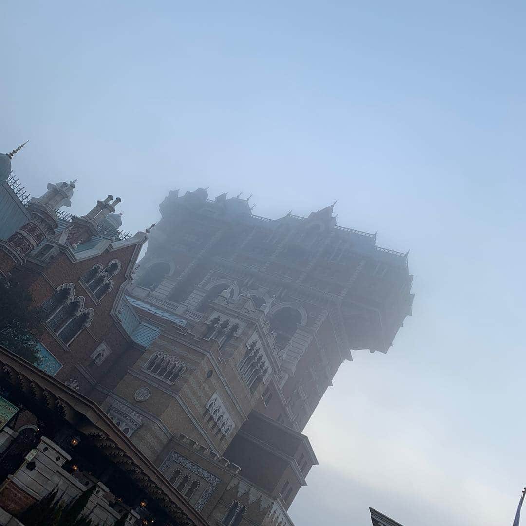 東京ディズニーリゾートさんのインスタグラム写真 - (東京ディズニーリゾートInstagram)「Fog rolling into Tokyo DisneySea… 霧の中に見えたのは・・・ #towerofterror #americanwaterfront #tokyodisneysea #tokyodisneyresort #fog  #タワーオブテラー #アメリカンウォーターフロント #東京ディズニーシー #東京ディズニーリゾート #濃霧」2月8日 18時14分 - tokyodisneyresort_official