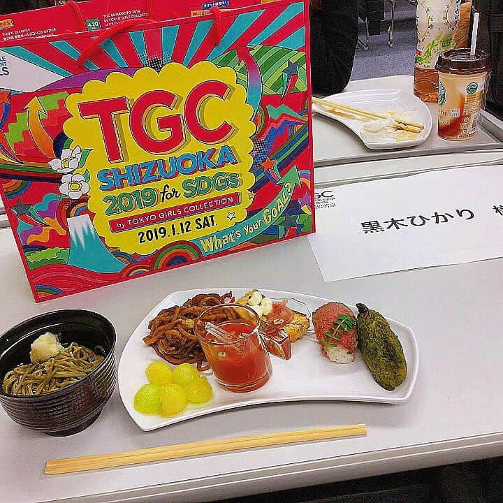 黒木ひかりさんのインスタグラム写真 - (黒木ひかりInstagram)「#TGCしずおか2019 のケータリングすごく美味しかったなぁ。静岡といえばお茶とか緑茶って感じだからまず茶そばは真っ先に手に取った。笑🍵 抹茶いなりも！！！！ それに焼きそばも好きだから富士宮やきそばも取ってデザートにはめちゃくちゃ甘い静岡県産メロン🍈 もう本当に美味しすぎた。 みんなにも食べてもらいたい！！！ 静岡また行きたいし、グルメ観光もしたいな。 めるちゃんといってから静岡もっと好きになった！！！ みんなも静岡ご当地グルメしよー！🥺💓 #静岡 #静岡市 #ご当地グルメ #美味しい」2月8日 18時55分 - kuroki_hikari