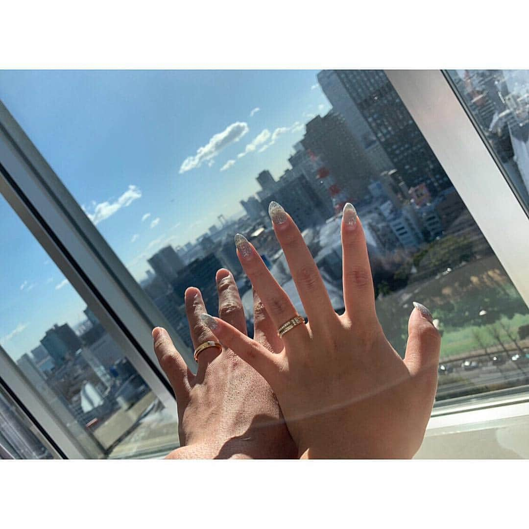 まいちゃんさんのインスタグラム写真 - (まいちゃんInstagram)「. １枚目→プロポーズ直後💍 ２枚目→泊まったホテルの朝❤️ . この日はサプライズだらけで 指輪もらった後帰ろうとしたら 今日泊まるよって言われて まさかの泊まり😭💓 . (だいあお休みにさせてごめんね🙇‍♀️) . 本当に最高な日になった🥰✨ たくさんサプライズ計画 してくれた🙈には感謝感激❣️ . . 指輪はゴールドでキラキラ してる奴が良いって言ってて まい好みのめちゃくちゃ 可愛い指輪💍 一生大切にします🥺💕 . . #結婚指輪#tiffany#tiffanyring#可愛すぎる#ありがとう#大切#たくさんの#お祝い#ありがとうございます#😭✨💕 #💍♥️」2月8日 18時59分 - maisama_gram