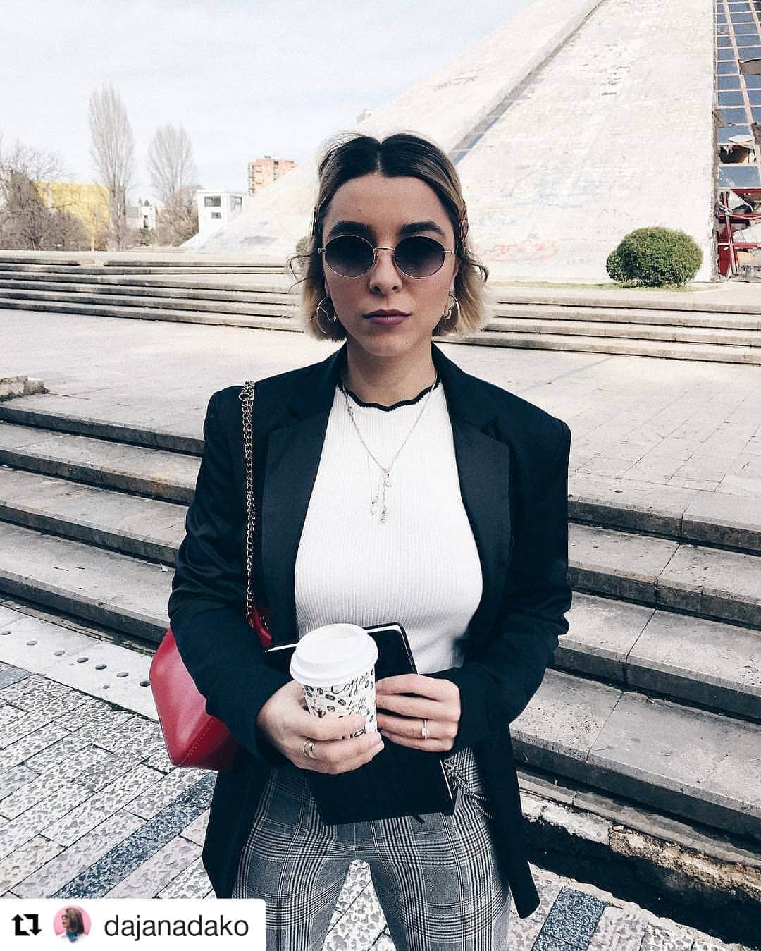 のインスタグラム：「@dajanadako wears @italiaindependentofficial  Mod.05253  #Repost @dajanadako (@get_repost) ・・・ Basics . #simple #minimal #vintage #ootd #look #mystyle #style #retro #fashion #streetstyle #black #sincerelyana」