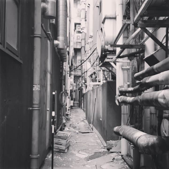 growthのインスタグラム：「さくら通りとあづま通りのあいだの裏路地を見つけました。すんごいこわかったです。 #歌舞伎町 #東京 #新宿 #tokyo #kabukicho #shinjuku」