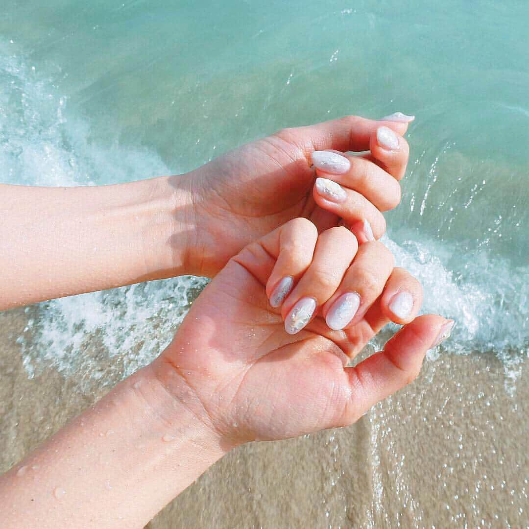 悠衣さんのインスタグラム写真 - (悠衣Instagram)「💅 ネイルもハワイ仕様🐚 ・ どんなファッションにも似合うように♡ ・ ホワイトをベースにシルバーのホイルと クラッシュシェルでリゾートっぽさを出してくれました♡ ・ 最高にお気に入り♡ @inailsgroup @yuna___i #ゆなぴよnail」2月8日 19時20分 - yu1_1987