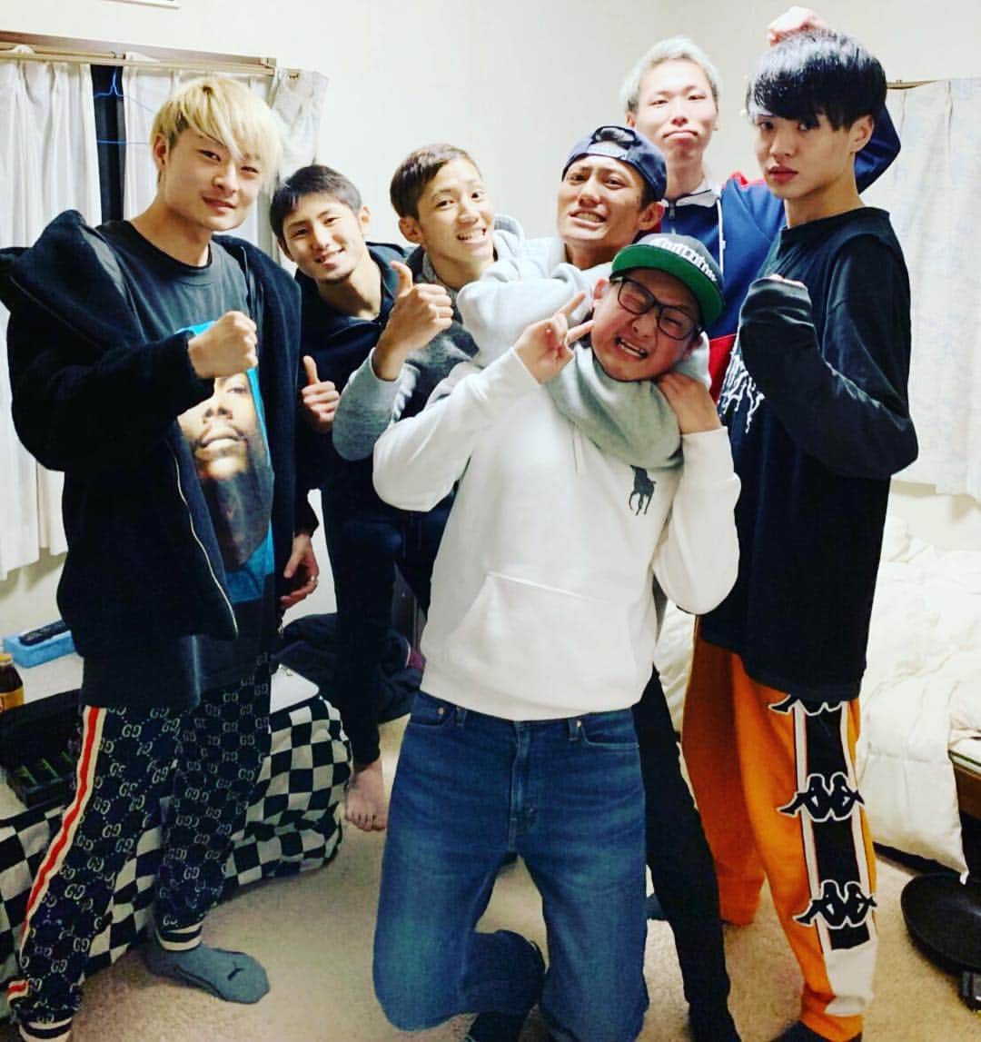 のインスタグラム：「日本一のキックボクサー高橋3兄弟さんと2度目の撮影🥊！家に帰れなくなったよ(。_。)… 試合みんな行こうぜ！」