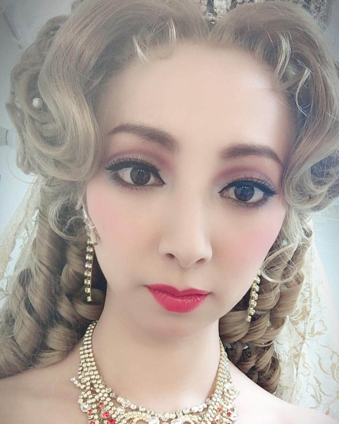 白羽ゆりのインスタグラム：「ベルサイユのばら45  私は、皆さんより先に東京千秋楽を迎えました。宝塚を卒業してから約10年。ベルばらは、もう10年以上前だったので、なんだか夢のような…不思議な気持ちでした。  ベルばらのアントワネットを観て宝塚を目指した私にとっては、もう一度自分の原点を感じることが出来たのと同時に、今まで頑張って来て良かったなと思える時間でした。  久しぶりの宝塚メイク！！ 先輩方が、ベルばらメイクをするということで、私も思い出しながらやってみました。舞台稽古初日に化粧を見るだけに撮った写真が、ずっと誰かに似ているなぁと気になっていました。やっと分かりました！うちのルルちゃん（笑）  朝起きた瞬間に覗き込む顔。ササミちょうだいの顔でした🐶  現役時代より、鬘の色をワントーン明るくしたからでしょうか。飼い主に似るのか、飼い主がペットに似るのか…どちらでしょう？🙈✨✨ ベルばらの外伝のルルーから付けた名前なんです。金髪のお転婆な女の子！  楽し過ぎたベルばら。無事に東京千秋楽を迎える事が出来て良かったです。  観に来て下さいましたお客さま！ ありがとうございました🌹🌹🌹 関西の皆さま、大阪公演お待ちしてます。」