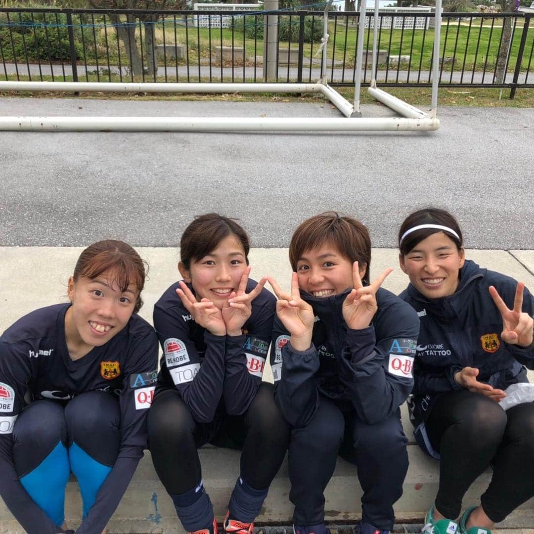 八坂芽依のインスタグラム：「沖縄キャンプ2日目終了〜⚽️ 午前はあいにくの雨でしたが、 午後は天気が良く、サッカー日和でした😊 また明日も頑張ろう🤣 #沖縄キャンプ #本日の一枚📸 カメラマン、みやびん👏💕」