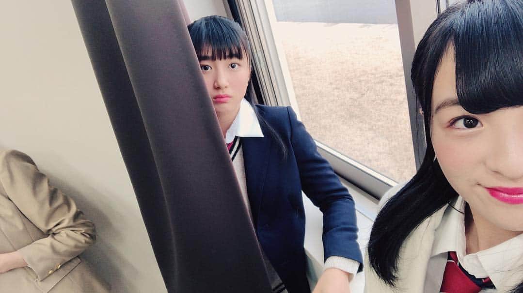 のインスタグラム：「トモちゃん降臨😈✨ 生写真の時のオフショットまだまだあります笑 1枚目はさらがひょこっと😮 2枚目は可愛い可愛いみゆみゆちゃん😘」