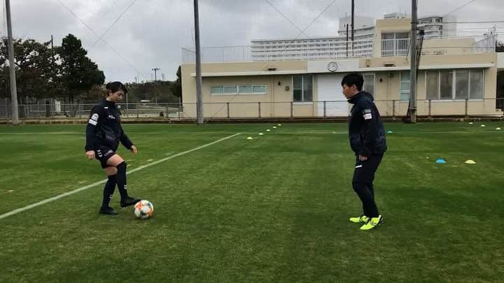 鮫島彩のインスタグラム：「⚽️非利き目トレーニング⚽️ 利き目を閉じて、片目でリフティング。 #非利き目の情報処理速度を上げるため。 #予測能力を向上させるため。 #それにしてもまだまだ安定しない…」