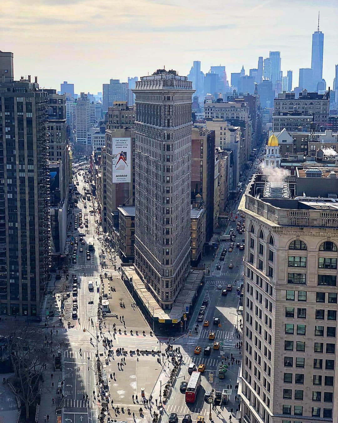 西山真以さんのインスタグラム写真 - (西山真以Instagram)「* Madison Square Park 横のルーフトップから眺められた Flatiron building.  ポストカードなんかでも見かけるユニークな三角形の歴史的ビル。 1902年という時代からこんな形の建築物があったなんて驚きです。  ニューヨークは、一度の観光では味わい尽くせない、やはり世界の大都会なんだなと実感できた旅でした。 まだまだ行ってみたい場所、してみたいことだらけ。  そして今回はなにより、現地に住む友人や偶然来ていた友人に会えたことでより思い出深いものになりました❤︎ 次回行くなら寒くない気持ちのいい季節に😂 . . #newyork  #flatiron  #flatironbuilding  #grandcentral  #trip」2月8日 21時44分 - mai0830