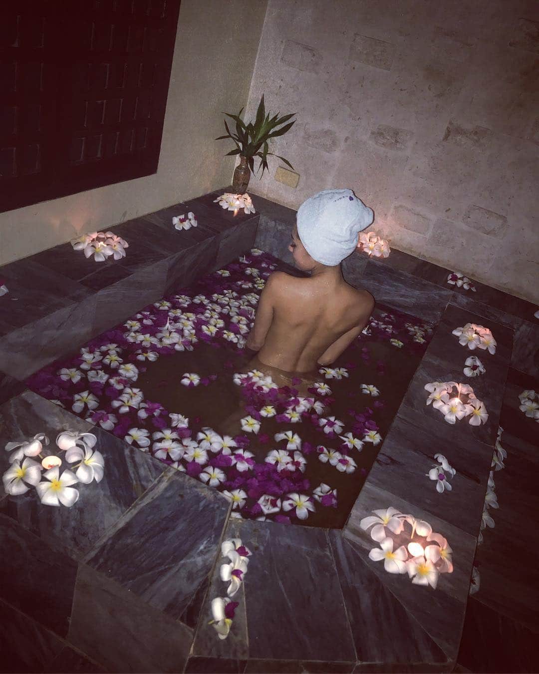 Ai（虫賀愛）さんのインスタグラム写真 - (Ai（虫賀愛）Instagram)「spa flower bath 🛁 🌺✨ * * #aimushiga #mushiga #虫賀さん #虫賀姉妹 #旅行 #trip #cebu #spa #flowerbath」2月8日 21時11分 - ai.mushiga