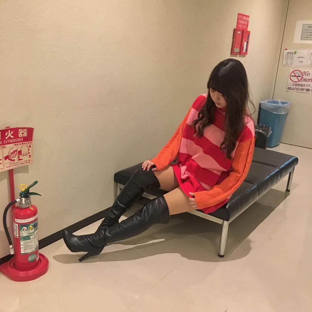 のインスタグラム：「🧡 #今日のまなぼう #私服 #juetie . こういう服装ママはあんまり 好きじゃないってゆうけど . 茉奈はすきなんよねぇ〜◡̈ . #ootd #code #me #ニーハイブーツ #セーターワンピース」