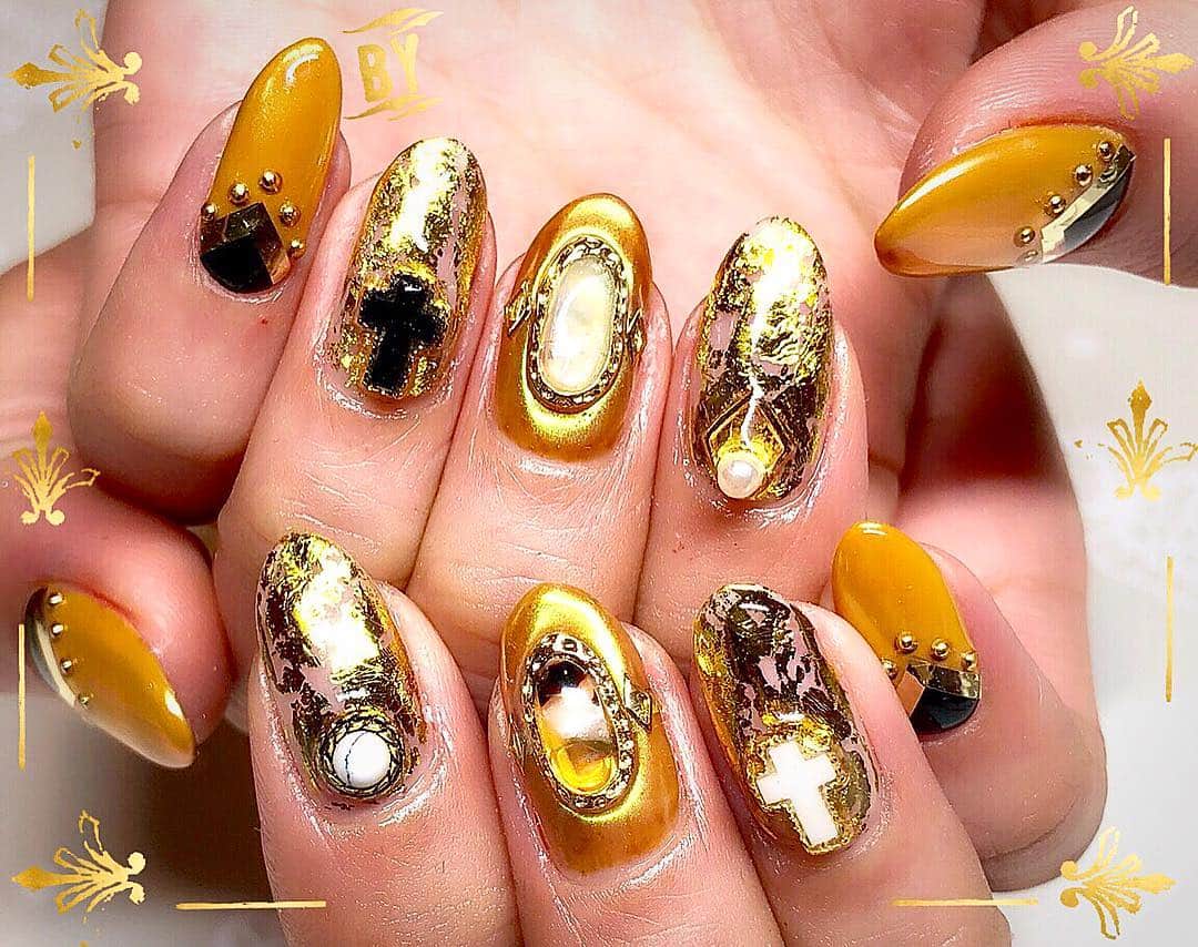 のインスタグラム：「金運UP⬆️NAIL💅🖤💛 お金💸貯まりそうなネイルにしてもらいました🤩🤩🤩✌️✨ @naka__nail 🙏🧡 次はどうしようかなぁ🤔✨ ネイルのデザイン考えるのってすっごく悩むけど、楽しい😉😉😉✨ #nail#juicynail#gold##goodluck#fashion#style#luxury#ネイル#金運アップ#開運」