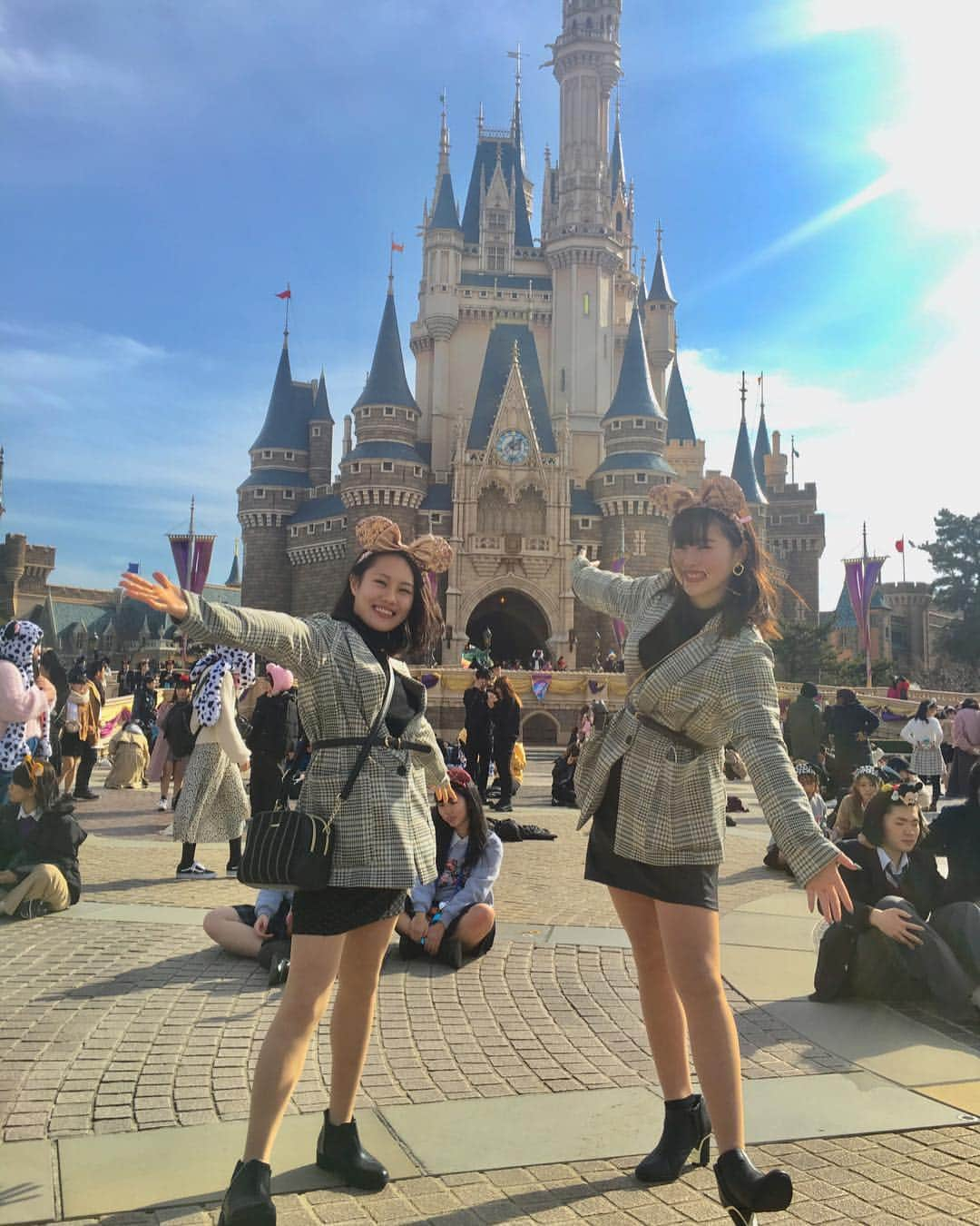 花島なつみさんのインスタグラム写真 - (花島なつみInstagram)「#安藤なつ #disneyland #誕生日にディズニーって最高#双子コーデもいい感じ#これは私たちにしか分からないけど#この写真にも写ってるね🤓😹#安藤らぶ♡」2月9日 0時21分 - natsu_lucky777