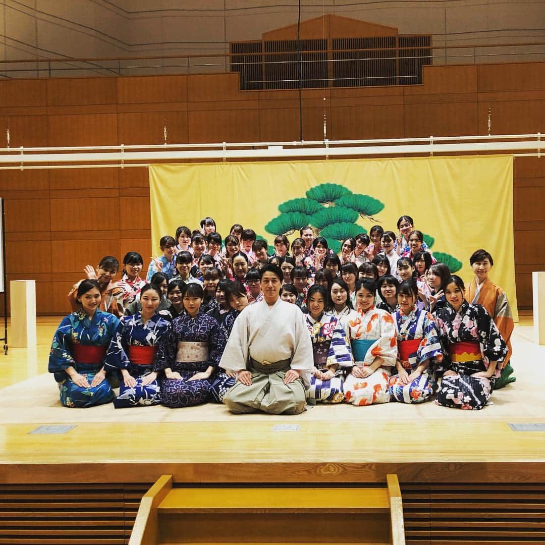 和泉元彌さんのインスタグラム写真 - (和泉元彌Instagram)「日本の伝統を大切にできる  人が大切にしているモノを大切にできる  一生懸命に一生懸命で返せる  こんな、今時の若い者  素晴らしいと思いませんか？  そう！  今時の若い者は素晴らしい！  金城学院大学の集中講義 「身体メディア論」で 大学2年生から4年生までの生徒さんたちと 1コマ90分を15コマ=1350分 狂言の講義、実技を通して向き合うと 毎年そう思います。  今時の若いもんは素晴らしい！  今年も言動、行動を通じて 目に見えない心を少しは伝えられたと思います。それが伝えたくて頑張っています。  生徒の皆さん！よ〜くついてきてくれました‼︎ そして、強力なアシスタントに入ってくれる 姉2人、発表に向けての着付けまで手伝ってくれる金城学院の大先輩である母、 そして、履修支援センターをはじめ多くの教職員の皆様 本当にありがとうございました。  #実技試験 #狂言 #狂言小謡#鶴亀の舞 #金城学院大学#後期集中講義#身体メディア論 #和泉淳子#三宅藤九郎#和泉節子#和泉流宗家#心の伝承#和泉元彌」2月9日 1時34分 - izumimotoya