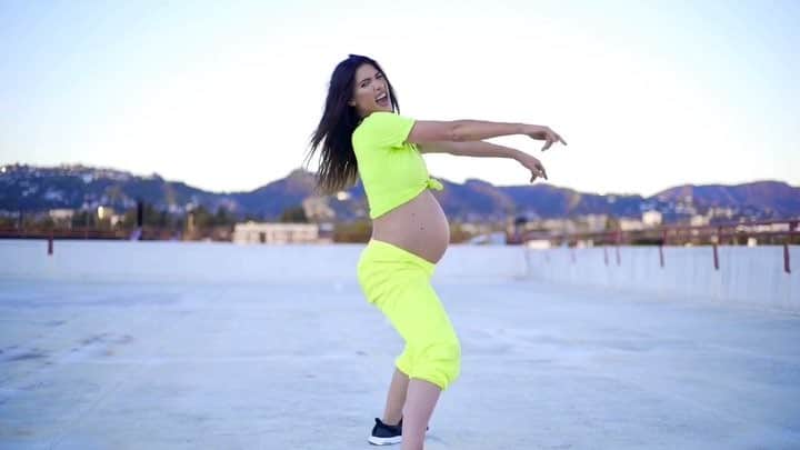 ジャクリーン・マッキネス・ウッドのインスタグラム：「When the Doctor says dance the baby out.. you dance that baby out..🤰🏻💃🏼 * * * *  #9monthspregnant #inbetweenfilming #cbs #boldandbeautiful #pregnancy #babydance #pregnant #embracingmycurves #hesgonnacomeoutvoguing #pregnancydance #dancethatbabyout 🎥 @robfish_inc choreo @coby5678 💛💛💛」