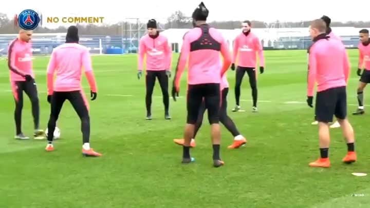 マルコ・ヴェッラッティのインスタグラム：「Content de retrouver le terrain @psg Merci @thomas12meunier 😂⚽️」