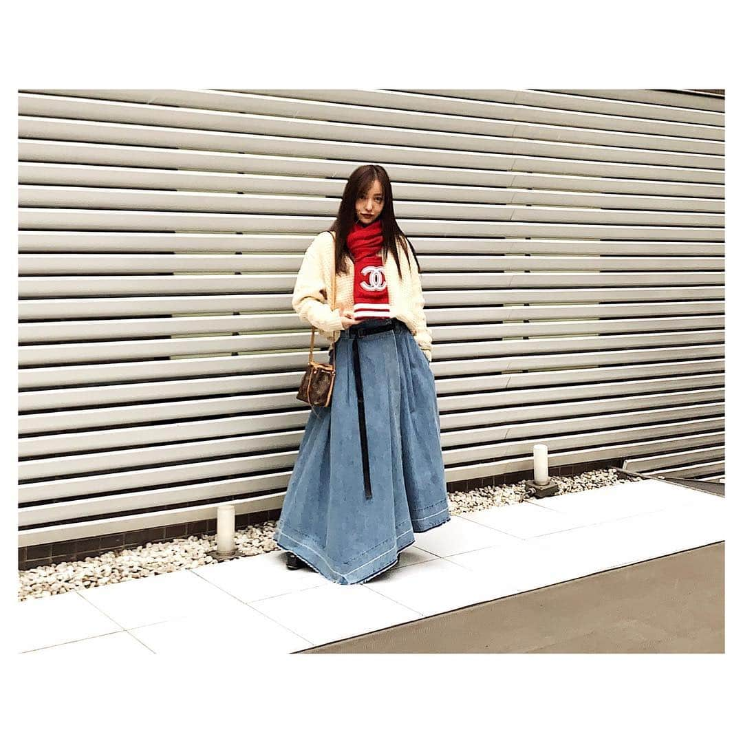 板野友美さんのインスタグラム写真 - (板野友美Instagram)「今日の私服👗👠 #knit @evris_official  #skirt @aula_official  #scarf @chanelofficial  #ootd #友style」2月9日 18時21分 - tomo.i_0703