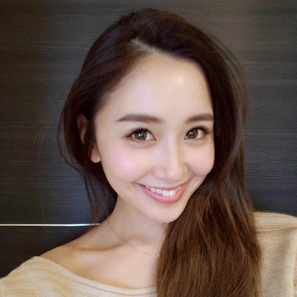 向山志穂のインスタグラム：「日にちがたってしまいましたが、、、😭 RISEL eylash さんでﾏﾂｴｸのリペアをしてきました💞 今回のデザインもCカール真ん中長めでお願いしました😊 真ん中長めにする事で目を大きく見せてくれる効果があります😳  ヘアカラーは安定の根元暗めのグラデーションです👍」