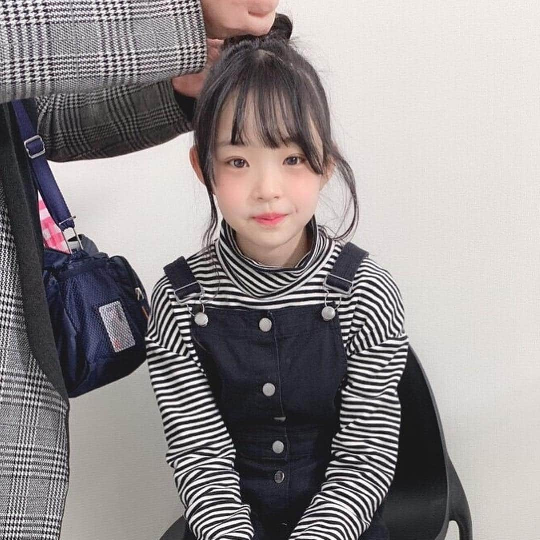 Hinataさんのインスタグラム写真 - (HinataInstagram)「. . 同じ事務所の石田凛音ちゃんとの コラボ動画をYouTubeでアップしたよ〜🌻 . 凛音ちゃんの衣装をひなたがWEGOでコーディネート💓 誰かの服を選ぶのってホントに難しい💦 . TikTokもアップするから みんな是非チェックしてね〜🤡💚 . それと今日はもう一つお知らせがあるよ😽✨✨ . 明日2/10発売の「中日新聞」の朝刊に ひなたの記事が掲載されます😆👏👏 「知れコレ」ってコーナーで取材してもらいました😂 . インタビューは紙面にあるQRコードから 動画でもチェック出来るよ💕💕 . みんな明日の朝は中日新聞を是非手に取って下さいね〜👍 . . #クラージュキッズ  #石田凛音ちゃん #野々山ひなた  #Hinata #YouTube #TikTok #Twitter #Hinataぼっこ #コーディネート #コラボ #中日新聞 #朝刊 #凛音ちゃんありがとう #中日新聞さんありがとうございました #イベントまであと1週間 #みんな来てね」2月9日 17時13分 - hinachosugram