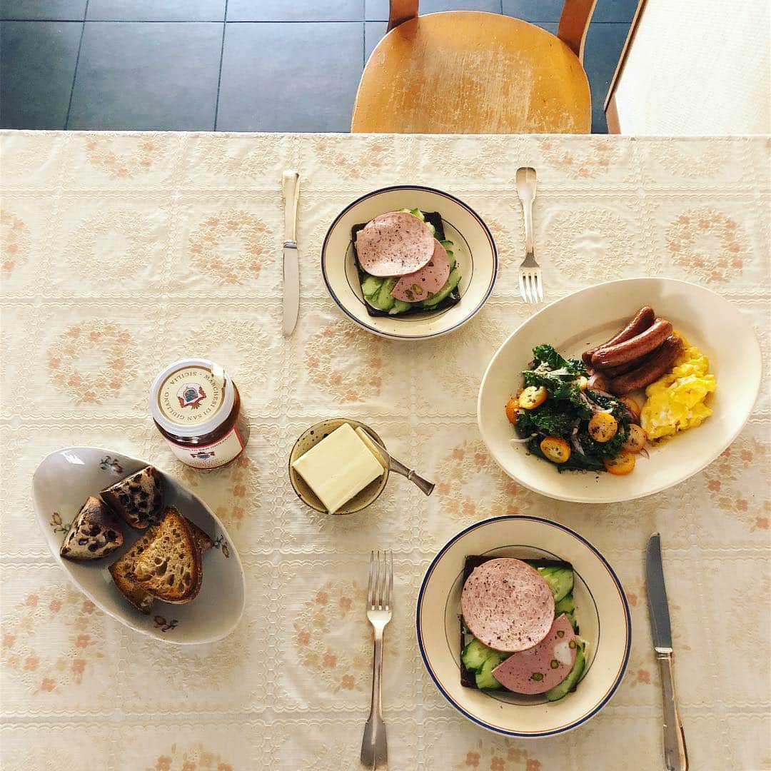 小堀紀代美さんのインスタグラム写真 - (小堀紀代美Instagram)「朝ごはん。最近のお気に入りは、ライ麦で作られたプンパニッケル。ハムやスモークサーモンにチーズなどと一緒にオープンサンドにします。ゆとりのある日には、卵料理やサラダも。 #coboおうちごはん」2月9日 17時32分 - likelikekitchen