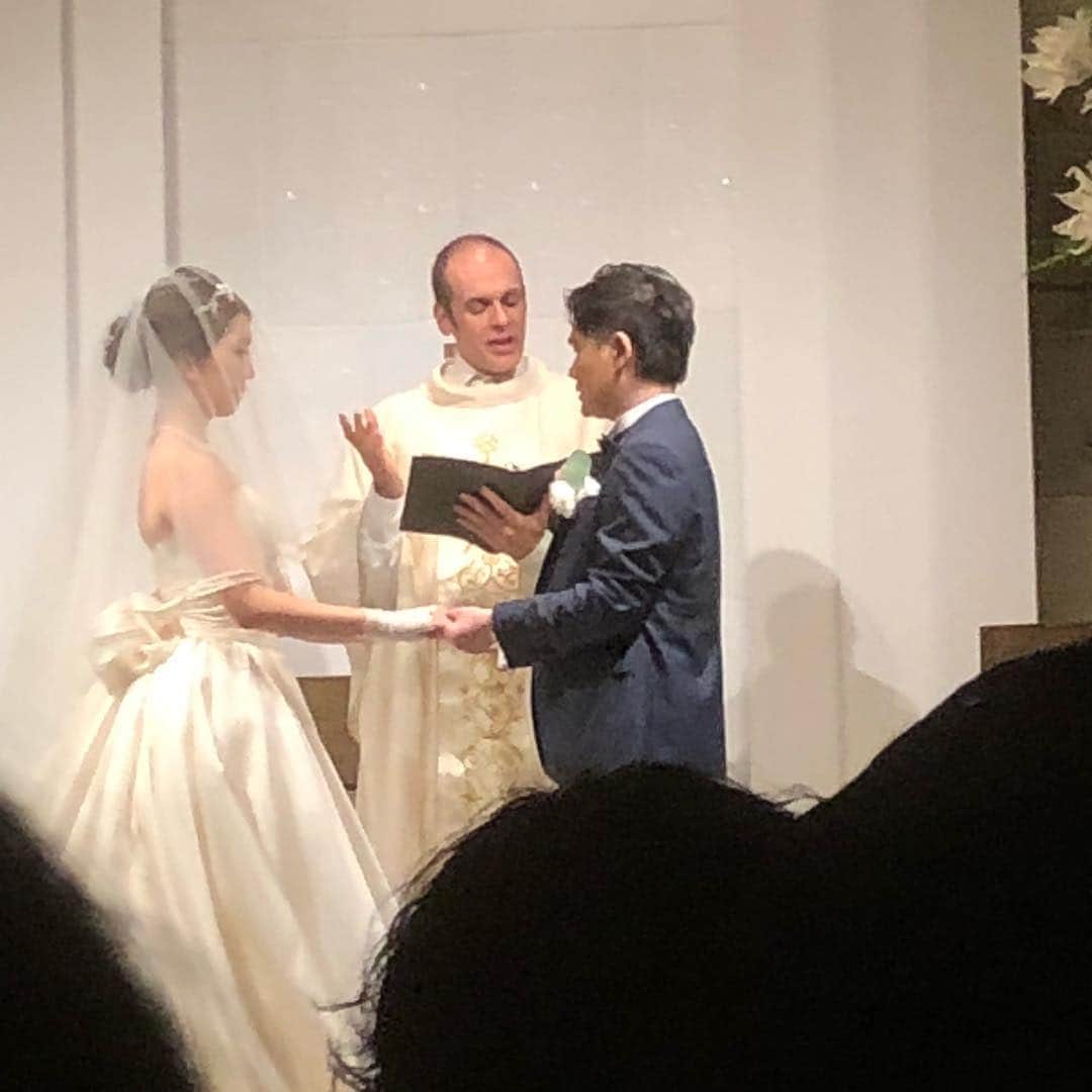 坂田 光のインスタグラム：「一緒に福岡から上京した心友マコの結婚式に信清と。いつもどおりフルパワーで余興を。どうか幸せにと言わずとも、もう幸せのみで万歳です。終わりで同じく心友のSUと。嫁さんへのお土産と言い買った香水を、帰り際僕にもサプライズにくれた。なんていい男だ。 #今日からいい匂い」