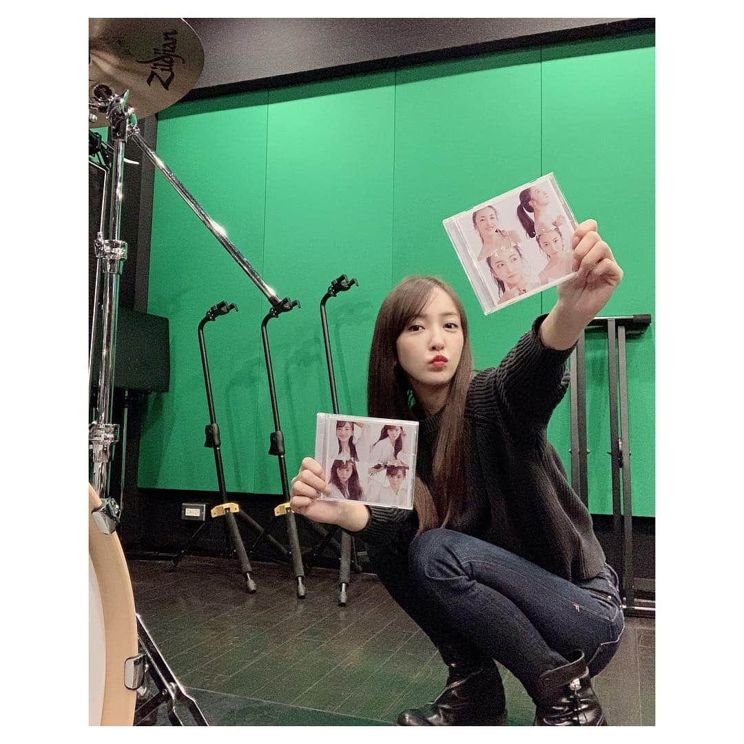 板野友美さんのインスタグラム写真 - (板野友美Instagram)「届いた。ということ💓 今回は4コマジャケット♪発売日まで もう少しです☺️ バレンタインの前の日で覚えててね✨ #すきということ #すきまる」2月9日 17時58分 - tomo.i_0703