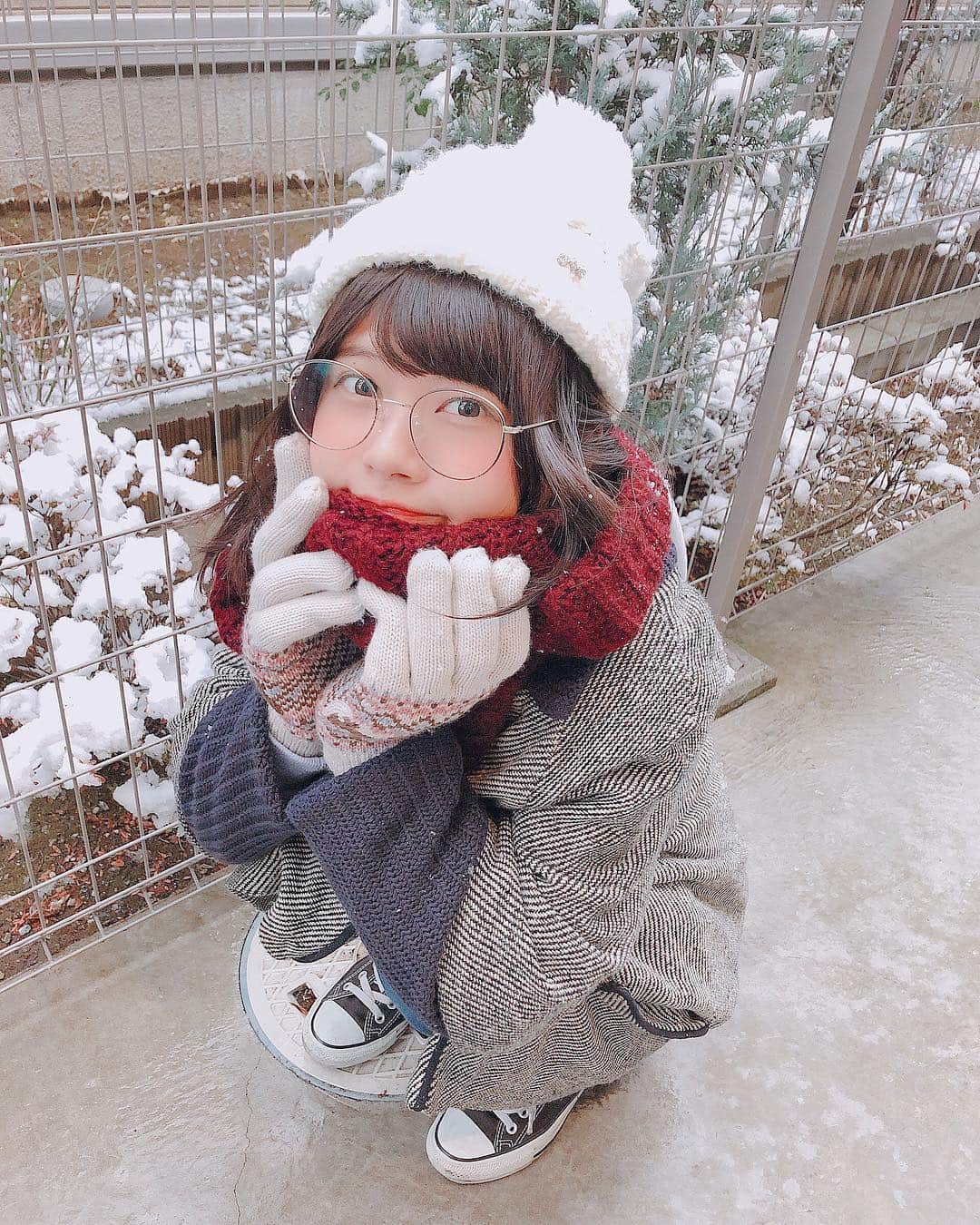 鹿目凛さんのインスタグラム写真 - (鹿目凛Instagram)「映えないとなかなか本体を更新しない私。雪が降ったのでメイクをして外に出ました。雪だと盛れるマジック。 #雪 #ニット帽 #彼女 ❄️❄️❄️」2月9日 18時18分 - kaname_rin
