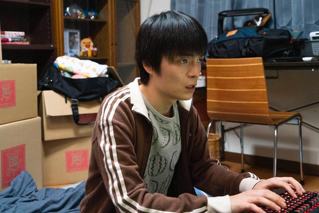 TBS「ゆうべはお楽しみでしたね」のインスタグラム：「Ⅵ話あらたなるぼうけんへ🎮 みやこは さびしそうに さっていった！ みやこに会えないまま、転勤の日を迎えようとしていたたくみ。 大仁田の言葉で勇者になることを決意したたくみは、ゲーム仲間全員に協力を仰ぎ「ある計画」を企てる。 たくみはみやこと無事再会なるか！？そして２人の恋の結末とは!?」