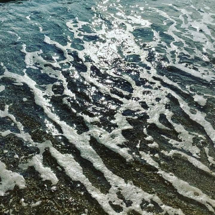 沢口千恵のインスタグラム：「水遊び。 わかっているけどやめられない。  最後、やはり靴は水浸し。  #大人の1人遊び #こんなことしてるからそばかすできる #ずっとやっていられる #リスクえんどリターン」