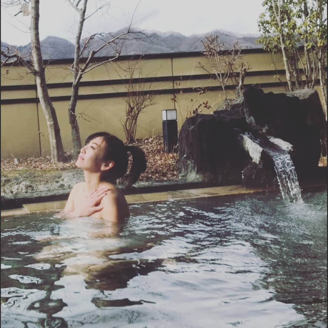 中島史恵さんのインスタグラム写真 - (中島史恵Instagram)「久しぶりの露天の温泉は、冷えた体を芯から温めてくれて、指がじんじんしてきて最高に気持ちよかったです😊  今日は14,45から碑文谷スタジオでレッスン入らせて頂きます！ぜひ空中初めての方も❤️こちらのスタジオは男性の方でもお入り頂けますので、ぜひご夫婦でカップルさんでも❤️、勿論男性お一人様でも大歓迎です😊雪が大降りになりませんように😊❤️ #中島史恵 #空中ヨガ #温泉 #よじごじdays  #ダム #avity代官山スタジオ」2月9日 10時21分 - fumielove0614