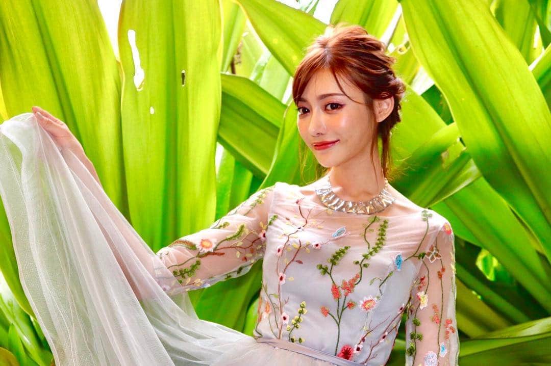 明日花キララのインスタグラム：「おはよ🐣 大自然のみどり、気持ちいいね🌿🌿🐛」