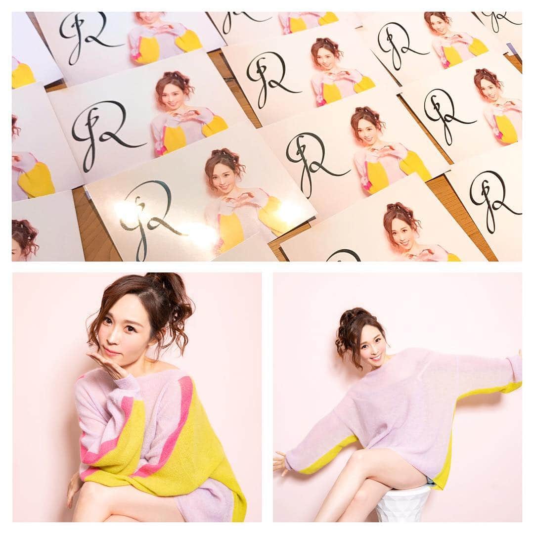 愛内里菜のインスタグラム：「おはようございます😌﻿ ﻿ 雪が💦💦💦﻿ ﻿ 遠くから来られるみなさま﻿ 交通機関が心配です😣﻿ ﻿ ﻿ ブロマイドも﻿ 3枚セットですが﻿ ディナーショー限定で1枚にサインを﻿ 書いております✨﻿ ﻿ ﻿ #バレンタイン #ディナーショー #ライブ﻿ #バレンタイン2019 #かじかそう #kajikasou﻿ #愛内里菜 改め #R として #歌手 再始動﻿ #垣内りか #垣内倶楽部  #ライブグッズ﻿ #ブロマイド #@booyon📸 #@f_s_6👗 #@pulito_yuri」