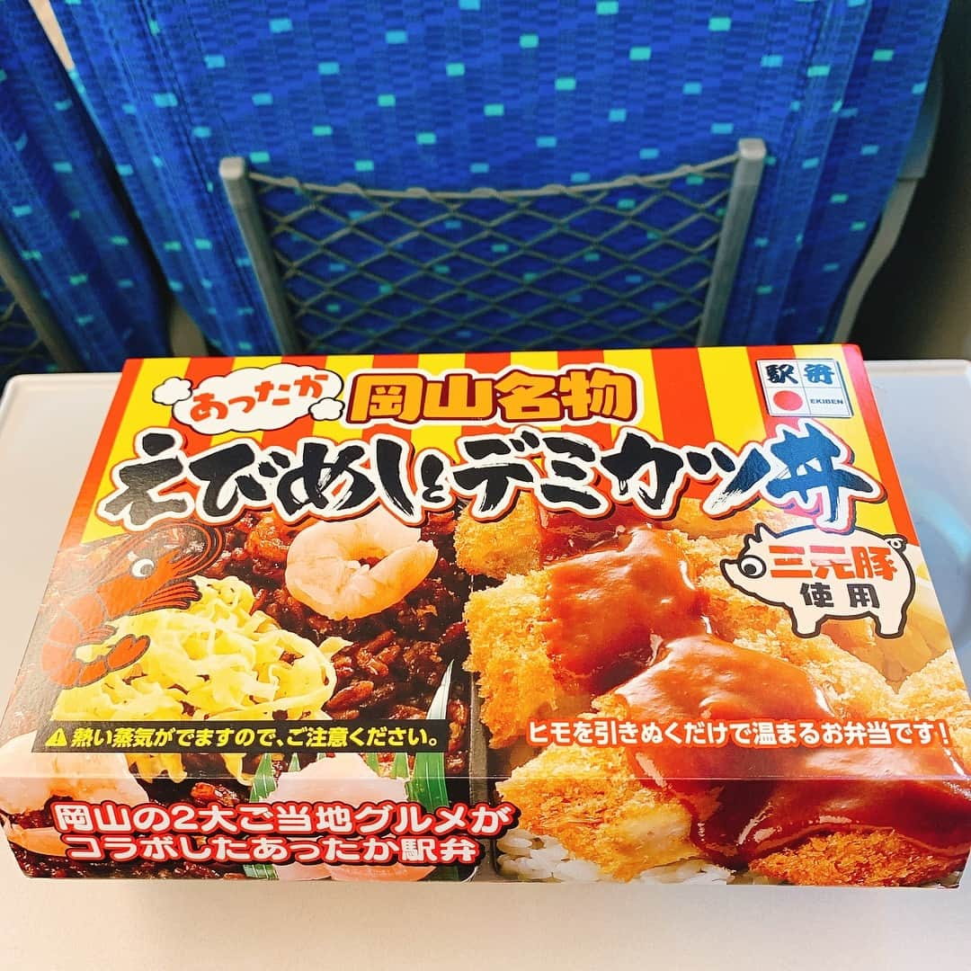 三遊亭とむのインスタグラム：「あったか岡山名物えびめしとデミカツ丼  東京駅 1180円  凄いB級グルメ感笑  でも思いのほか美味い←失礼 岡山の二代洋食だそうです！ 加熱式が嬉しい！  この手のご飯は温かいほうが絶対に美味しい！ カツもやわらかくて見た目重たそうですが パクパクいけます。気付けば完食！ なんだろやみつきになる味！  B級グルメおそるべし笑  88点  いや謎解き的な感じだと 888888888点  なぜかって？  8＝蜂 蜂はBee🐝 8が９個ならんで  Bee 9（B級）  #駅弁 #駅弁コンシェルジュ #落語家 #B級グルメ #えびめしとデミカツ丼 #三好野本店 #駅弁評論家 #おべんたぐらむ #岡山名物 #ダジャレ」