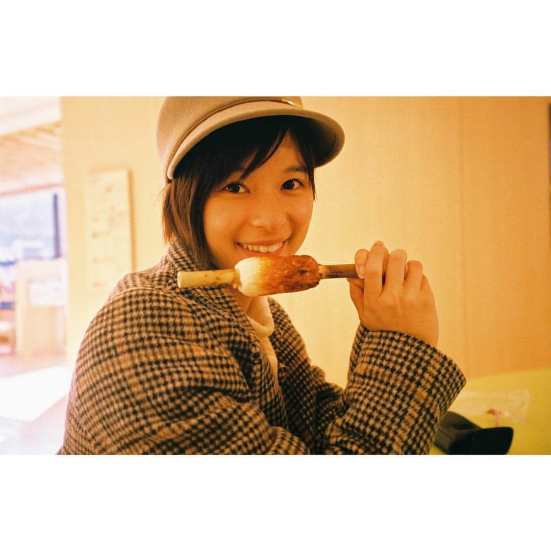 芳根京子さんのインスタグラム写真 - (芳根京子Instagram)「この前手作りちくわ体験しました。 あの子と。 最近あの子としか遊んでないみたいになってる。 けど、実際、そう。  #film #黄色いあの子」2月9日 11時14分 - yoshinekyoko