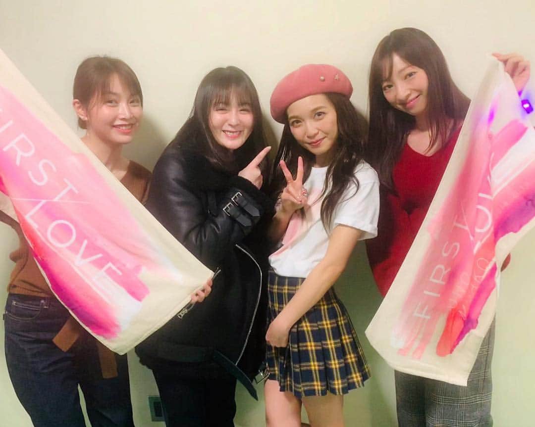 白羽ゆりのインスタグラム：「先日のソロコンサート。  宇野ちゃんに会って来ました。可愛い可愛い！ そして細い🤩  久しぶりの貫地谷さんと初めましての佐藤めぐみさん。宇野ちゃんの周りの人は、みんな優しいね。  観に行けてよかったです💕」