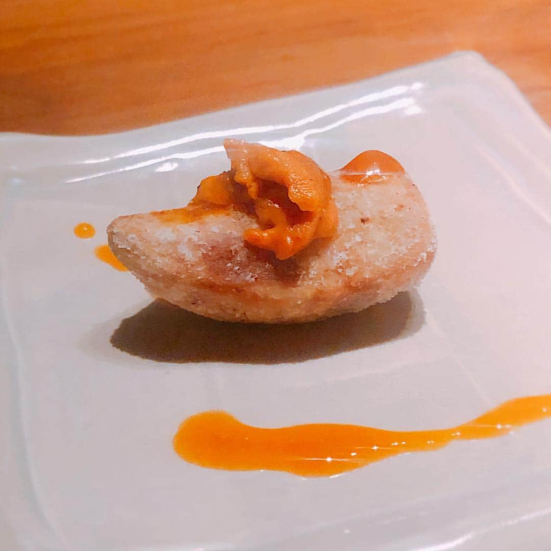 渡辺茉莉絵のインスタグラム：「昨日はじめて#六本木 にある#itumo に行ったの☃️💕💕行きたいと思いつつ行けてなかったから嬉しかったし、全部美味しくて幸せすぎたあ🥺🎀 写真完全に撮り忘れてるけどシメの#フォアグラ と#トリュフ のご飯美味しかったでしゅ🍚💓💓あのコラボって本当に#幸せの味 がする🌹笑 #ワイン も美味しかったし、美味しいもの食べてる時って至福のひと時すぎるううう🍷 #roppongi #dinner #yammy #happy #truffe #foiegras #seaurchin #fruits #美味しいもの大好き #ゼロカロリー」