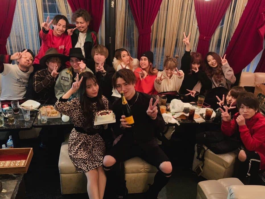 鈴木愛美さんのインスタグラム写真 - (鈴木愛美Instagram)「💓🍻💓🍻💓🍻💓🍻💓 . PEACE新年会♡2019 . れぼとゆーたのB'day祝い🎂🎉 +りなちの送別会😢✈️✨ . 笑いあり涙ありの濃い新年会でした。♡ . このメンバーは友達以上で 本当に暖かくて家族みたいな仲間✌️💕 . 2019年も、よろしく♡♡♡ . . #PEACE #lovefamily #lovefriends #新年会 #2019」2月9日 12時20分 - x.manya.x