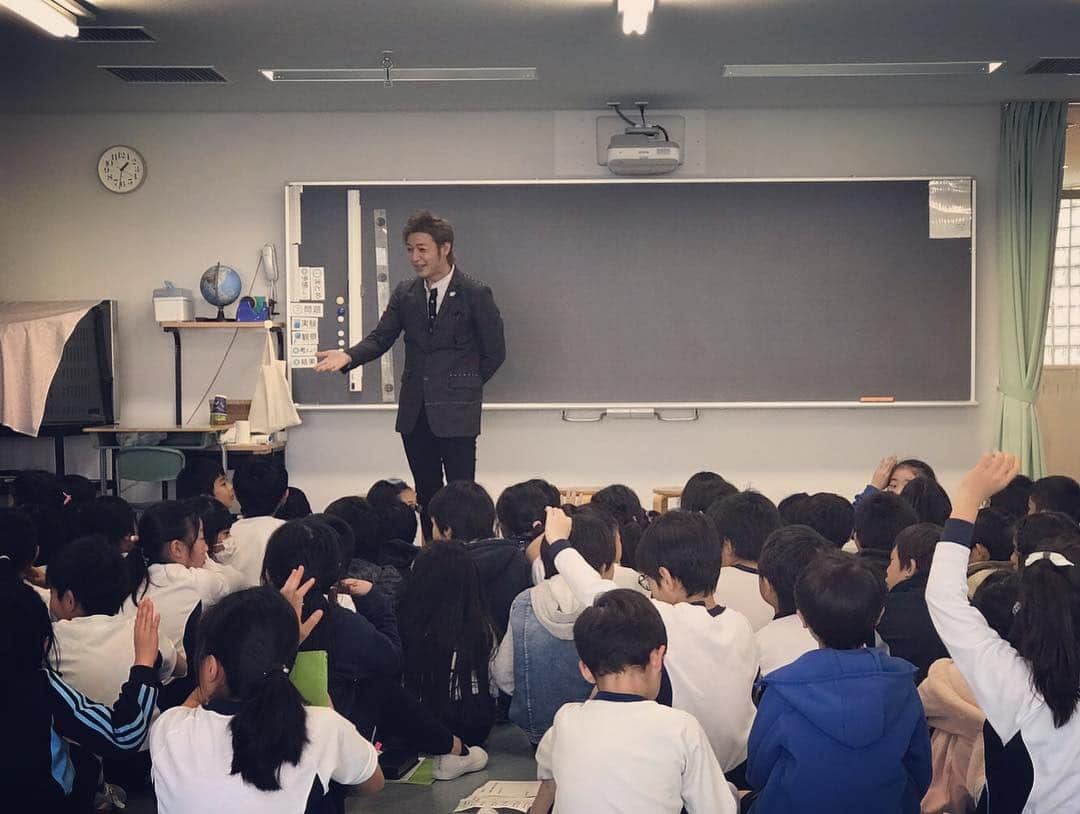 つるの剛士さんのインスタグラム写真 - (つるの剛士Instagram)「市内にあるとある小学校の地域についての授業で「藤沢観光親善大使のお仕事について教えて下さい！」ということで つるの先生、1時間半ばかし特別講師に行ってきました。  それにしても、 先生って大変だなあ。。 #質問が素朴でカワイイ #言ったことちゃんとノートにとってくれる #間違えたこと言えない #子どもたち30分で飽きてくる #めげない #観光親善大使はお仕事ではないよ☺︎ #みんなも観光大使だよ #藤沢 #藤沢市」2月9日 12時39分 - takeshi__tsuruno