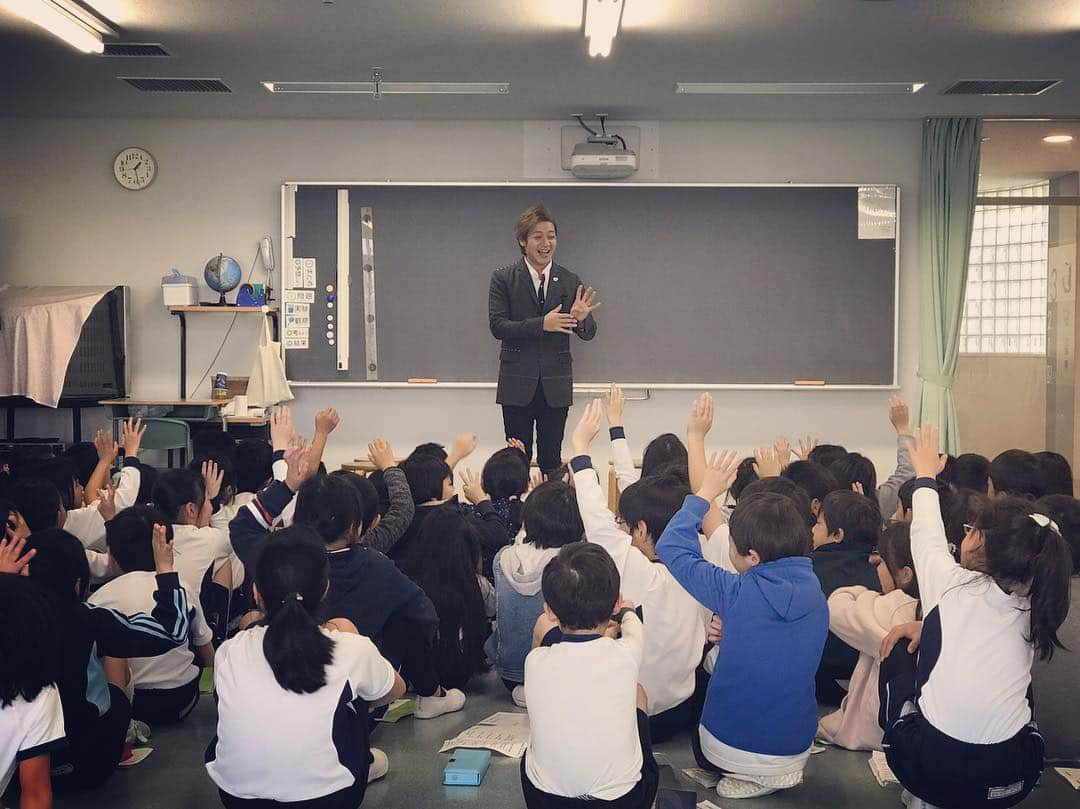 つるの剛士さんのインスタグラム写真 - (つるの剛士Instagram)「市内にあるとある小学校の地域についての授業で「藤沢観光親善大使のお仕事について教えて下さい！」ということで つるの先生、1時間半ばかし特別講師に行ってきました。  それにしても、 先生って大変だなあ。。 #質問が素朴でカワイイ #言ったことちゃんとノートにとってくれる #間違えたこと言えない #子どもたち30分で飽きてくる #めげない #観光親善大使はお仕事ではないよ☺︎ #みんなも観光大使だよ #藤沢 #藤沢市」2月9日 12時39分 - takeshi__tsuruno