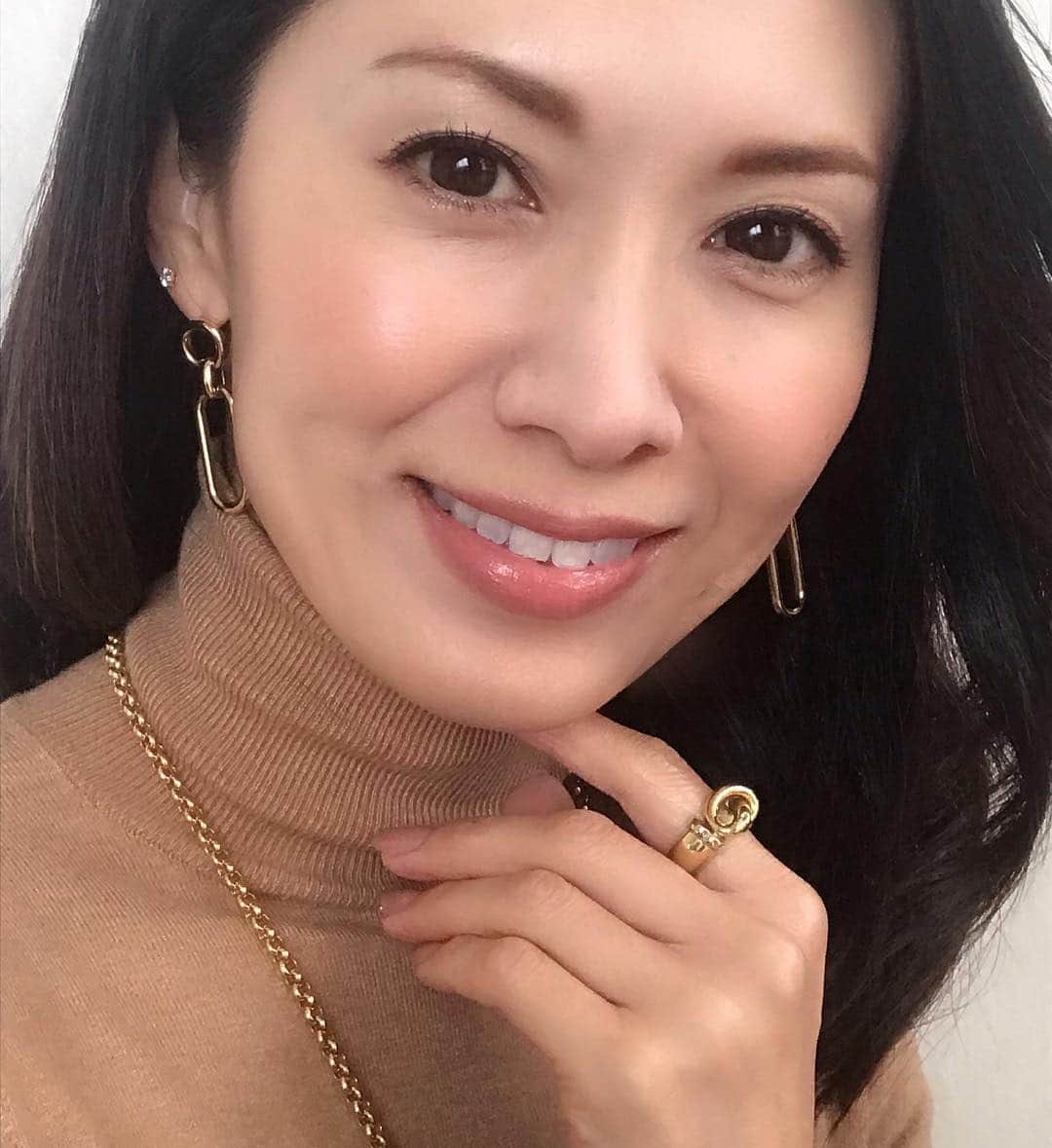 のインスタグラム：「・ ・ ・ 朝、窓の外をみたらあたり一面真っ白な千葉でした ・ ・ 我が家のシンボルツリー「ココスヤシ」も雪化粧❄️ ・ ラベンダーも雪の重みを感じてる ・ ・ 今年初の積雪です^ ^ ・ ・ ・ 気がつけばフォロワー3.5万人 ・ いつも「いいね！」をありがとうございます♡ ・ ・ ・ #駒田奈美 #オスカープロモーション #モデル #雪 #雪化粧 #初積雪 #真っ白 #今年初 #ココスヤシ #ヤシの木 #ラベンダー #フォロワー」
