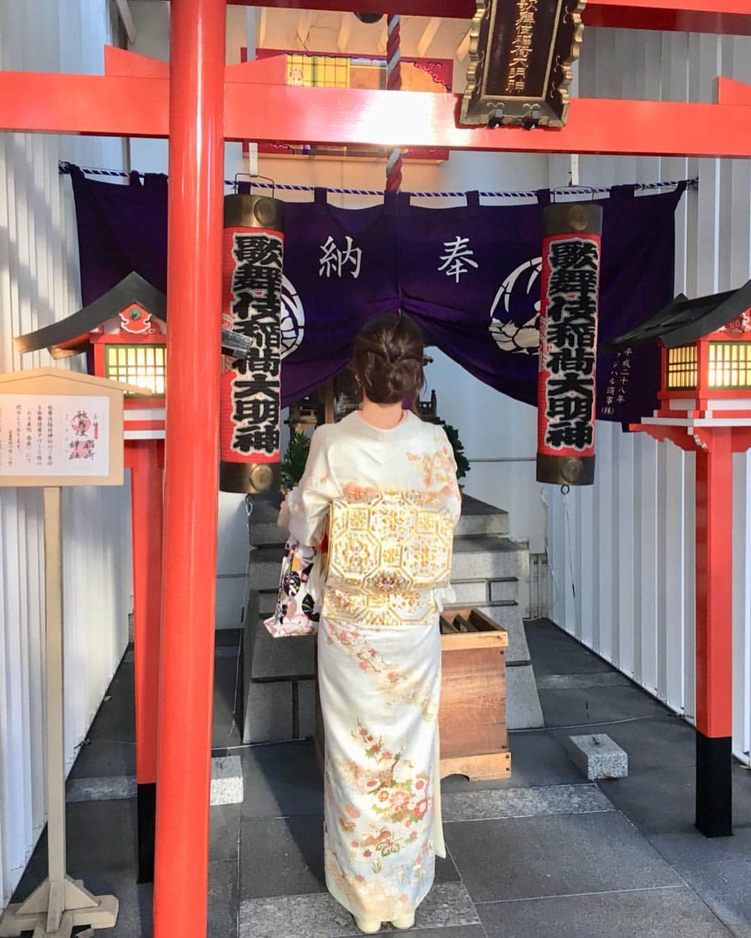 西村季里子さんのインスタグラム写真 - (西村季里子Instagram)「・ 歌舞伎を観に行く日、 母と2人で寝坊して（笑） 家を出る1時間前に起きたのに 2人分の着物を着付けた母は 本当にすごいと思った😭👏✨ そしてメイクもヘアセットも20分で終わらせた 自分もすごいと思った🥳🌈🌈🌈 自分でも着物着れるようになりたいな💘 ・ #着物#kimono #kimonostyle #着物コーディネート  #着物ヘア #着付け#ヘアメイク#ヘアセット #寝坊#2人で無言で準備し始めた #我が母を尊敬する#それにしても #この#お見合い写真#どした#NANKAI #歌舞伎#歌舞伎座#東銀座#銀座 #followme #follow #👘」2月9日 13時25分 - kiriko_nishimura