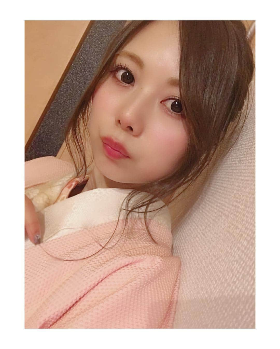 西村季里子さんのインスタグラム写真 - (西村季里子Instagram)「・ 歌舞伎を観に行く日、 母と2人で寝坊して（笑） 家を出る1時間前に起きたのに 2人分の着物を着付けた母は 本当にすごいと思った😭👏✨ そしてメイクもヘアセットも20分で終わらせた 自分もすごいと思った🥳🌈🌈🌈 自分でも着物着れるようになりたいな💘 ・ #着物#kimono #kimonostyle #着物コーディネート  #着物ヘア #着付け#ヘアメイク#ヘアセット #寝坊#2人で無言で準備し始めた #我が母を尊敬する#それにしても #この#お見合い写真#どした#NANKAI #歌舞伎#歌舞伎座#東銀座#銀座 #followme #follow #👘」2月9日 13時25分 - kiriko_nishimura